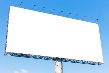 Mavi gökyüzünde boş ilan panosu