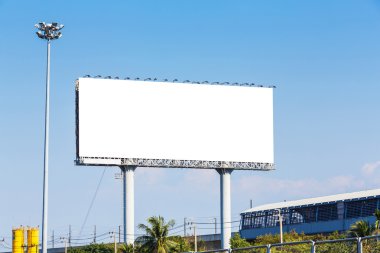 Mavi gökyüzünde boş ilan panosu