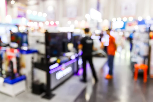 Verschwommene Menschen beim Einkaufen in Kaufhaus — Stockfoto