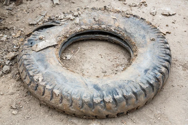 Neumático sucio arruinado —  Fotos de Stock