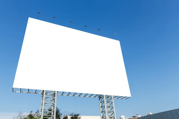 Pusty billboard na błękitnym niebie — Zdjęcie stockowe