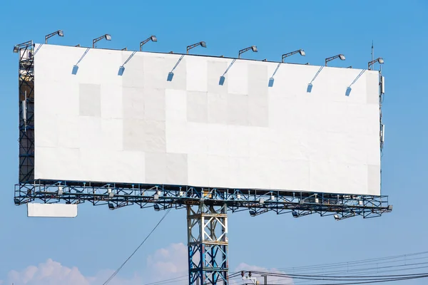 Panneau d'affichage blanc sur ciel bleu — Photo