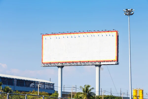 Panneau d'affichage blanc sur ciel bleu — Photo