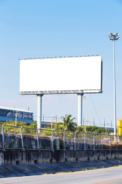 Blank skylt på blå himmel — Stockfoto