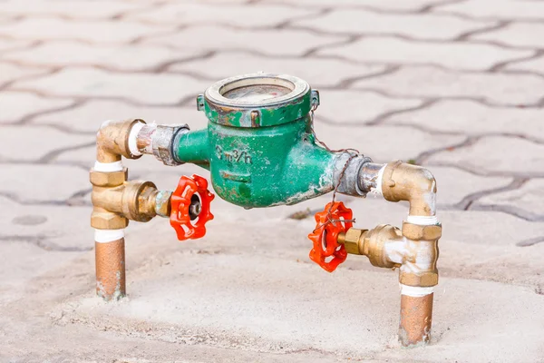 Contador de agua en suelo de hormigón — Foto de Stock