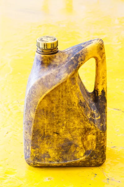 Viejo y sucio galón de aceite — Foto de Stock