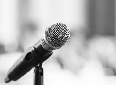 Konferans salonunda mikrofon