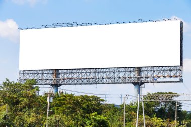 Mavi gökyüzünde boş ilan panosu