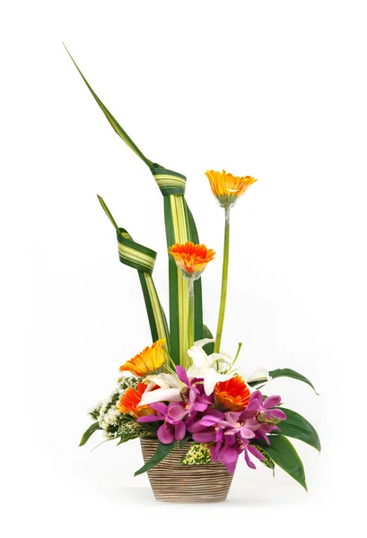 Ramo de flores en maceta de cerámica —  Fotos de Stock
