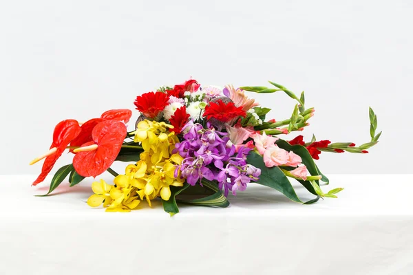 テーブルの上の花の花束 — ストック写真