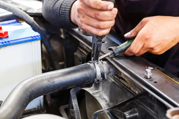 Repairing car radiator — Stock Photo, Image