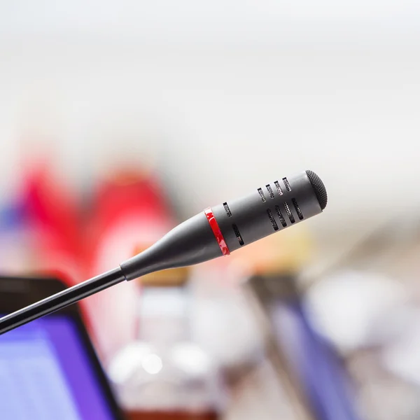 Microfone na sala de conferências — Fotografia de Stock