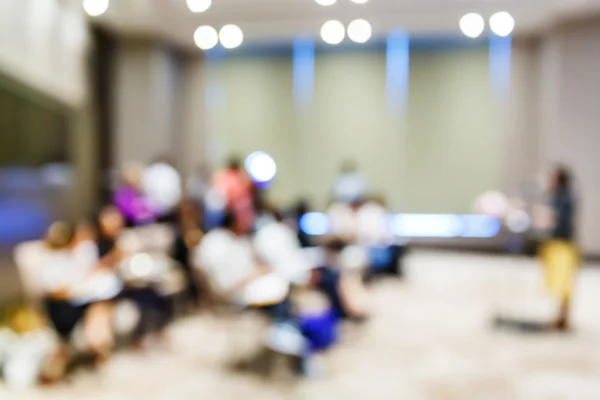 Unscharfe Personen im Pressekonferenzraum — Stockfoto