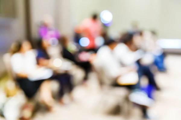 Pessoas desfocadas na sala de conferências de imprensa — Fotografia de Stock