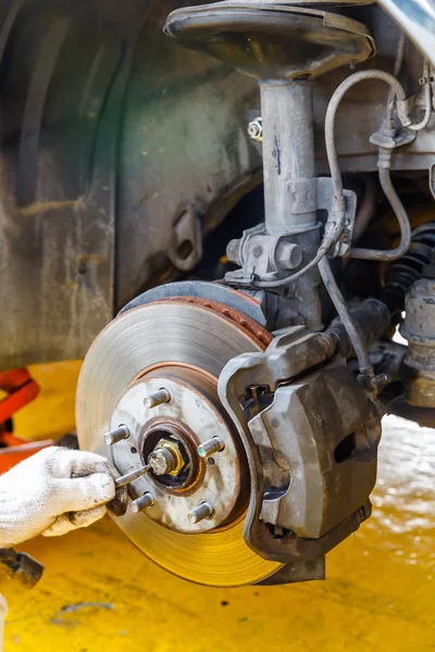 Car brake repairing — Stock Photo, Image