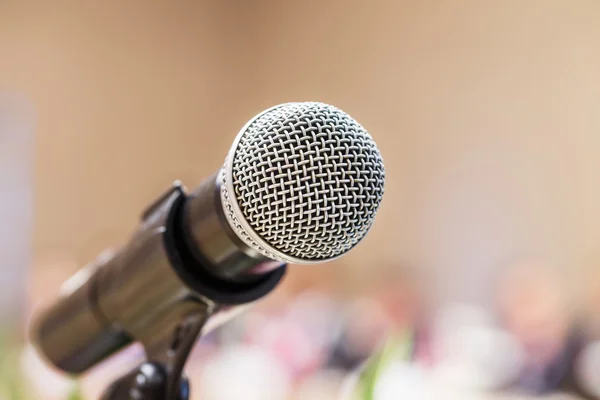 Мікрофон в кімнаті для переговорів — стокове фото