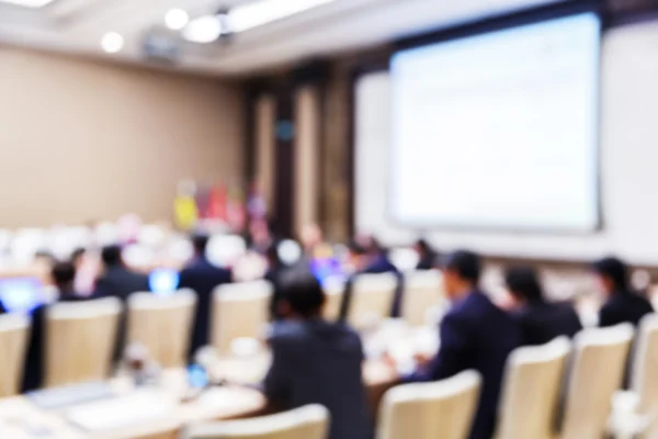 Suddiga människor i konferensrum — Stockfoto