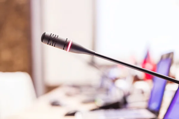 Microphone dans la salle de réunion — Photo