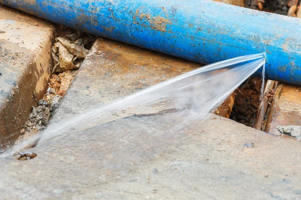 Fuga de agua en la manguera de descarga de pvc — Foto de Stock