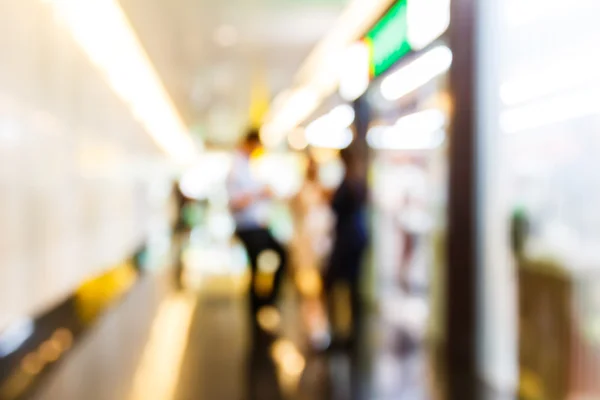 Des personnes floues dans un immeuble de bureaux — Photo