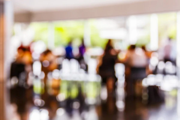 Personas borrosas en la cafetería — Foto de Stock