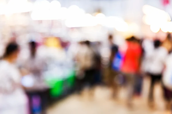 Gente borrosa comprando en grandes almacenes — Foto de Stock