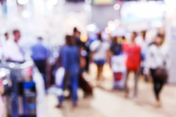 Gente borrosa comprando en grandes almacenes — Foto de Stock