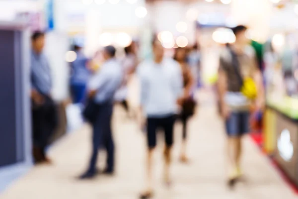 Verschwommene Menschen beim Einkaufen in Kaufhaus — Stockfoto