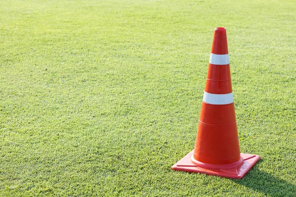 Cono Tráfico Plástico Rojo Césped Campo Hierba Verde Con Stri —  Fotos de Stock