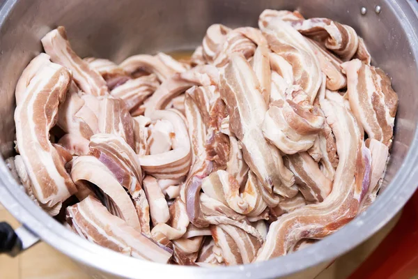 Nahaufnahme Aufgeschnittener Schweinebauch Großen Topf Der Zum Kochen Vorbereitet Wird — Stockfoto