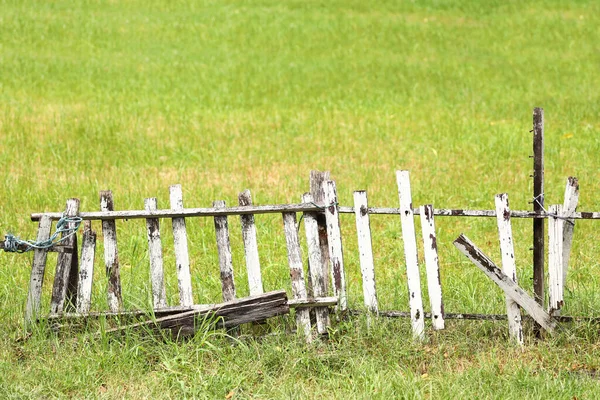 Closeup Old Weathered Wooden Fence Grass Field Vintage Country Village — Stockfoto