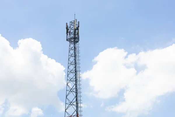 Wzmacniacz Anteny Niebieskim Niebie Komórkowy Nadajnik Telekomunikacyjny Mobilna Sieć Internetowa — Zdjęcie stockowe
