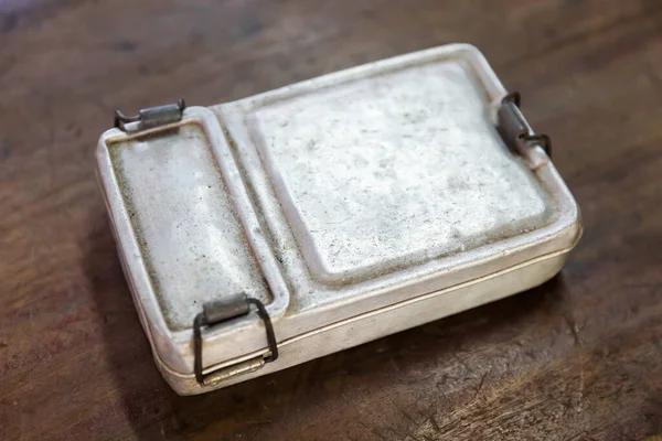 Närbild Gammal Och Rostig Aluminium Lunchlåda Träbord Gammaldags Vintage Retrostil — Stockfoto