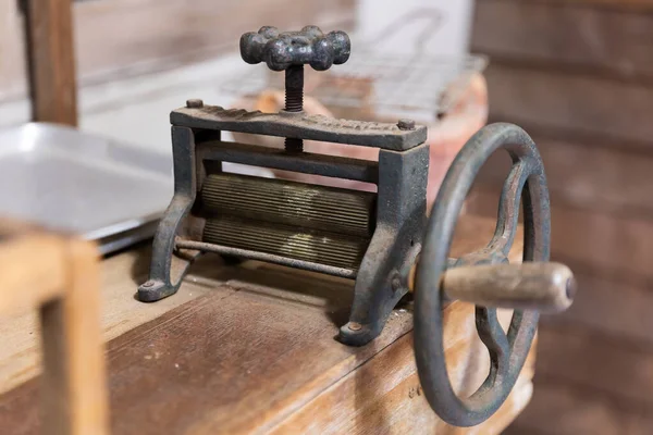 Old Rusty Manual Dried Squid Flatten Roller Machine Brass Cast — Stockfoto