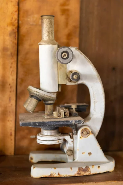 Closeup Old Rusty Dirty Ancient Microscope — Fotografia de Stock