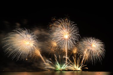 Havai fişek güzel kutlama festivali renkli geri sayım mutlu noeller karanlık gökyüzü parıldıyor neşeli yıldönümü