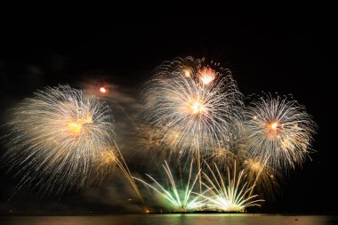 Havai fişek güzel kutlama festivali renkli geri sayım mutlu noeller karanlık gökyüzü parıldıyor neşeli yıldönümü