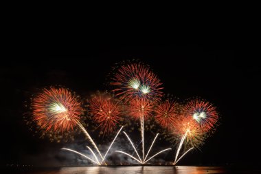 Havai fişek güzel kutlama festivali renkli geri sayım mutlu noeller karanlık gökyüzü parıldıyor neşeli yıldönümü