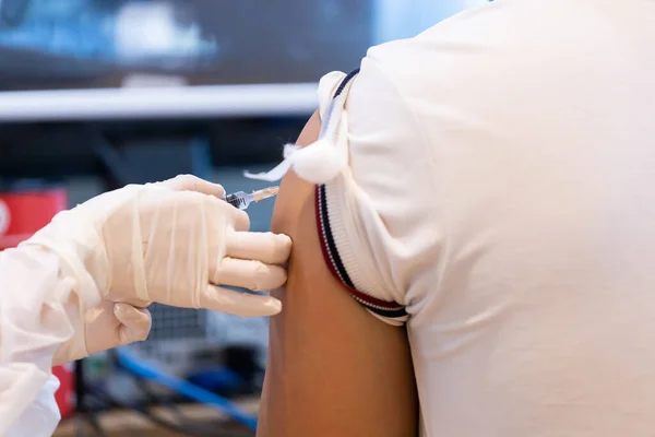 Vacuna Primer Plano Covid Inyectable Hombro Del Paciente Con Jeringa — Foto de Stock