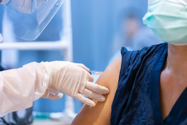 Closeup Covid Vaccine Injecting Patient Arm Shoulder Single Use Plastic — Stock Photo, Image