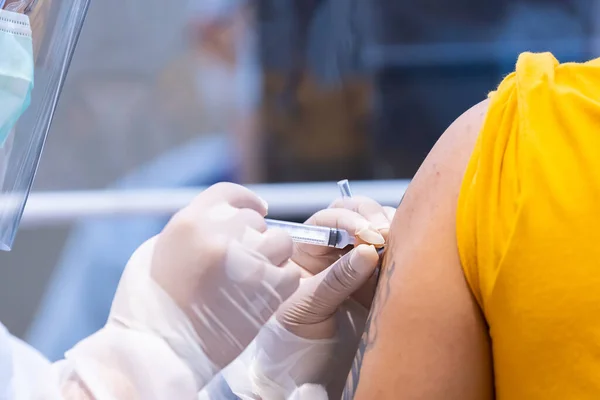 Closeup Covid Vaccine Injecting Patient Arm Shoulder Single Use Plastic — Stock Photo, Image