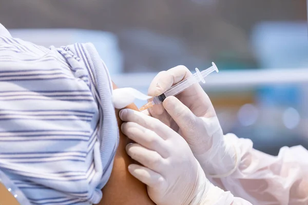 Closeup Covid Vaccine Injecting Patient Arm Shoulder Single Use Plastic — Stock Photo, Image