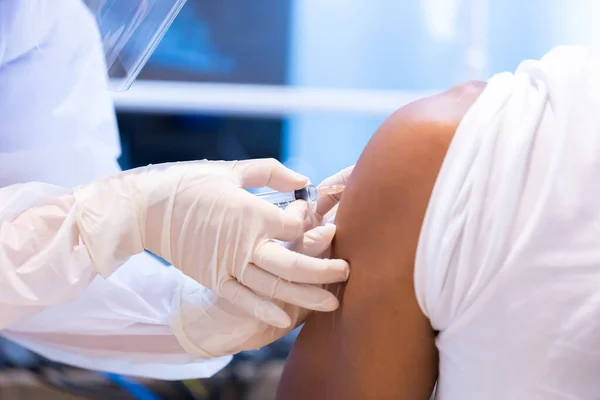 Närbild Covid Vaccin Injicera Patientens Arm Skuldra Med Engångsspruta Läkare — Stockfoto