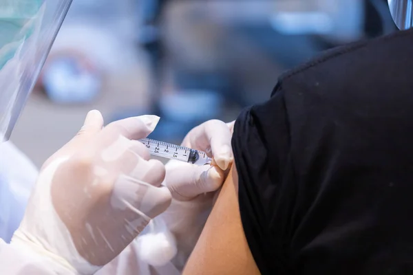 Närbild Covid Vaccin Injicera Patientens Arm Skuldra Med Engångsspruta Läkare — Stockfoto