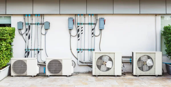 Instalação de ar condicionado — Fotografia de Stock