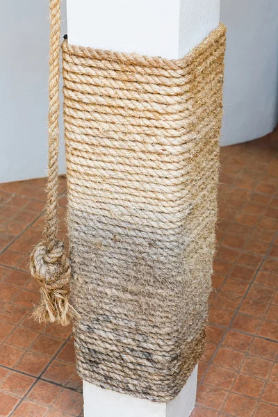 Cat scratching post from manila rope — Stock Photo, Image