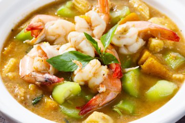 Tay baharatlı sebze çorbası karides ile karışık.