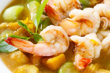 Tay baharatlı sebze çorbası karides ile karışık.