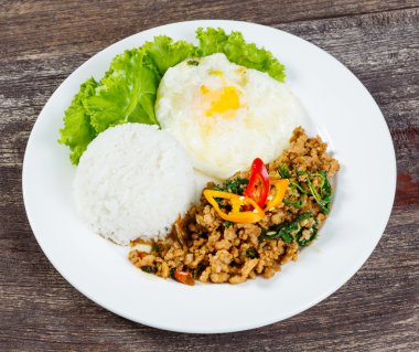 Kızarmış pilav heyecan ile tepesinde kıyılmış domuz eti ve fesleğen