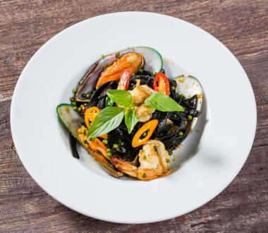 Spagetti yeşil midye ve karides ile baharatlı squid mürekkep